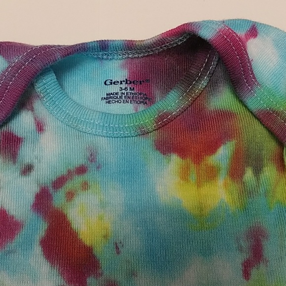 Tie-dyed Gerber onesie 3 to 6 months - Picture 3 of 5